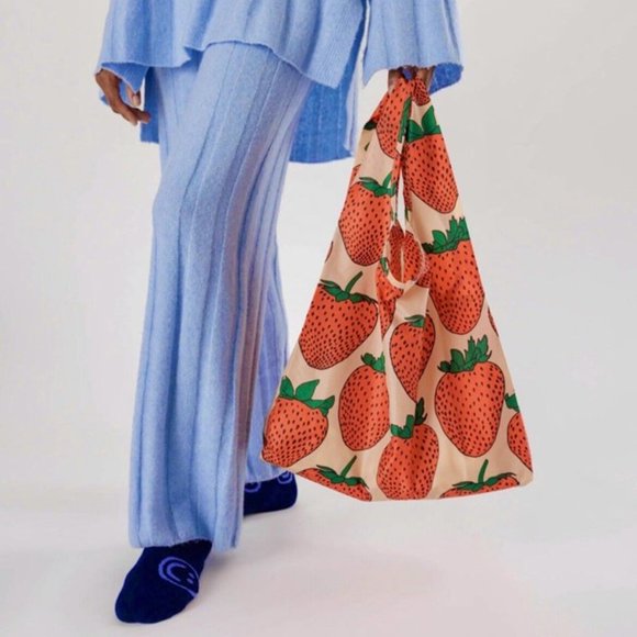 NEW! Baggu STANDARD BAG in “STRAWBERRY” — Washable Recycled Nylon, 5” Pouch RARE - Picture 2 of 4